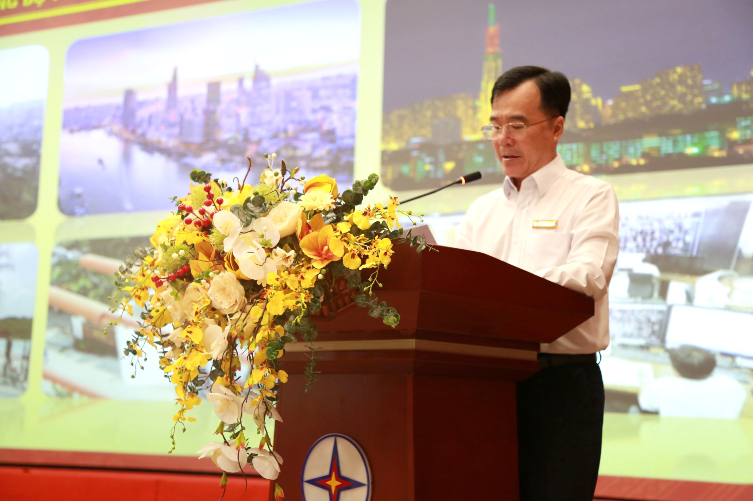 Đồng chí Trần Vũ Quang - Phó Bí thư thường trực Đảng ủy EVNHCMC báo cáo tại hội nghị (Ảnh: Minh Phong).